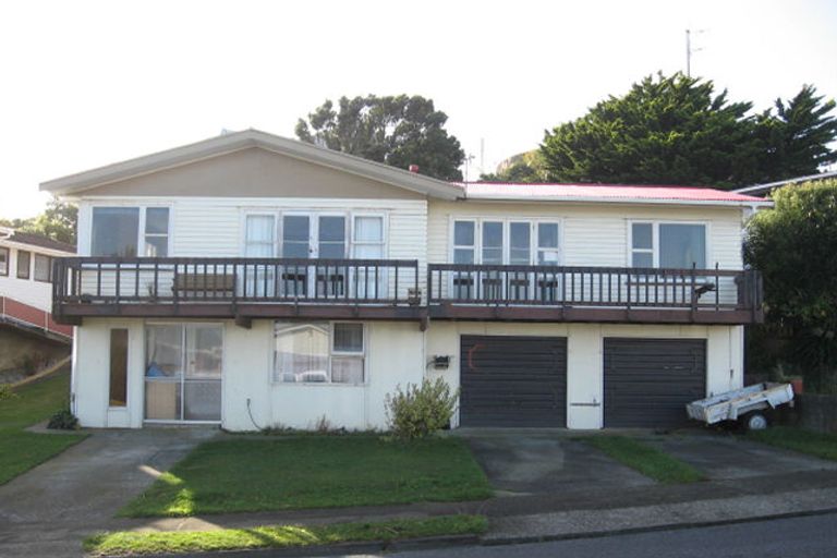 Photo of property in 104 Gloaming Hill, Titahi Bay, Porirua, 5022