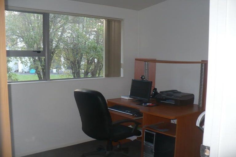 Photo of property in 1 Cron Avenue, Te Atatu South, Auckland, 0610