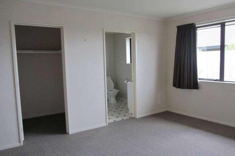 Photo of property in 27 Boston Parade, Kelvin Grove, Palmerston North, 4414