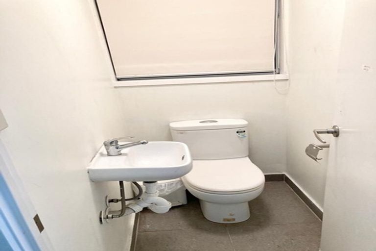 Photo of property in 2 Caspian Close, New Lynn, Auckland, 0600