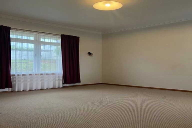 Photo of property in 83 Pupuke Road, Northcote, Auckland, 0627