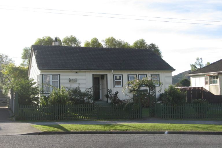Photo of property in 33 Shearer Crescent, Naenae, Lower Hutt, 5011