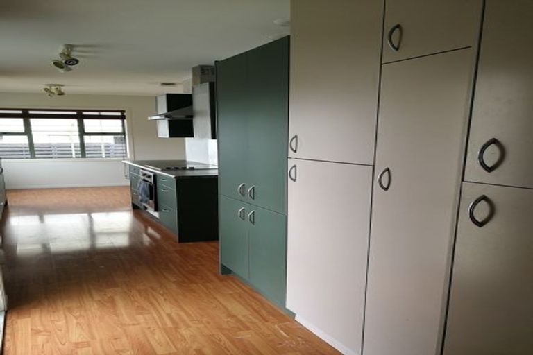 Photo of property in 12 Bamboo Grove, Kelston, Auckland, 0602