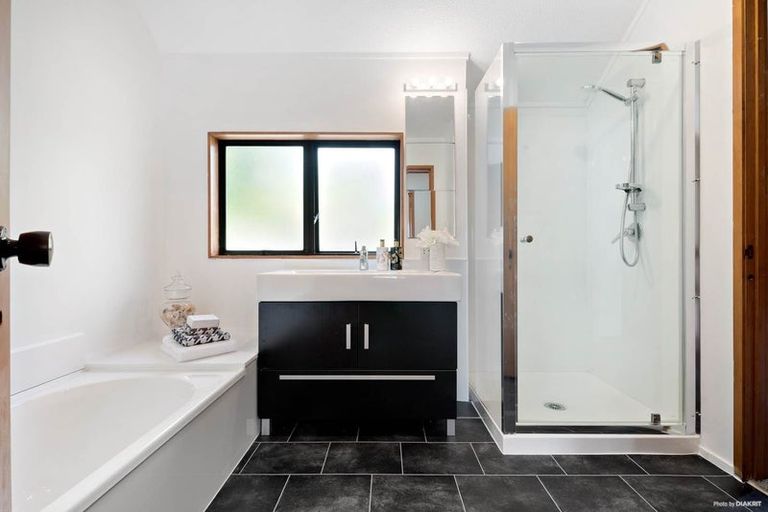 Photo of property in 2/16 Waratah Street, Birkenhead, Auckland, 0626