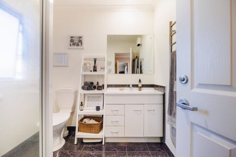 Photo of property in 3 Sunshine Place, Kelvin Grove, Palmerston North, 4414