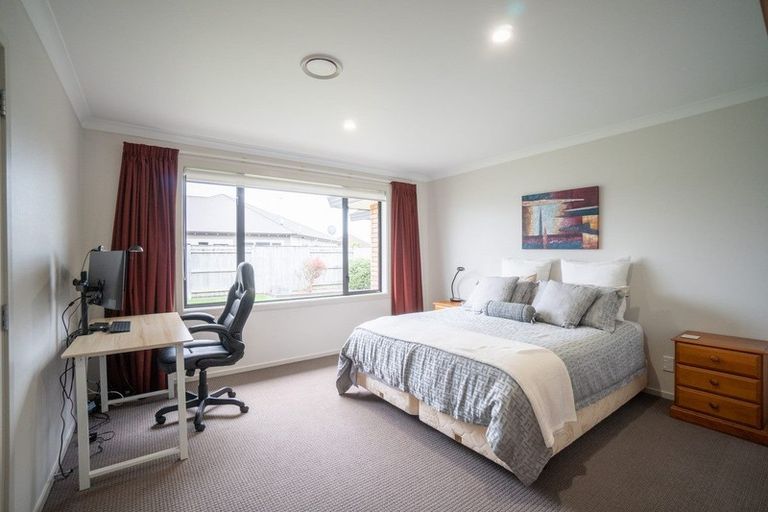 Photo of property in 4 Manhattan Court, Kelvin Grove, Palmerston North, 4414
