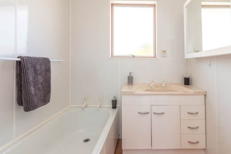 Photo of property in 15 Pinedale Parade, Milson, Palmerston North, 4414