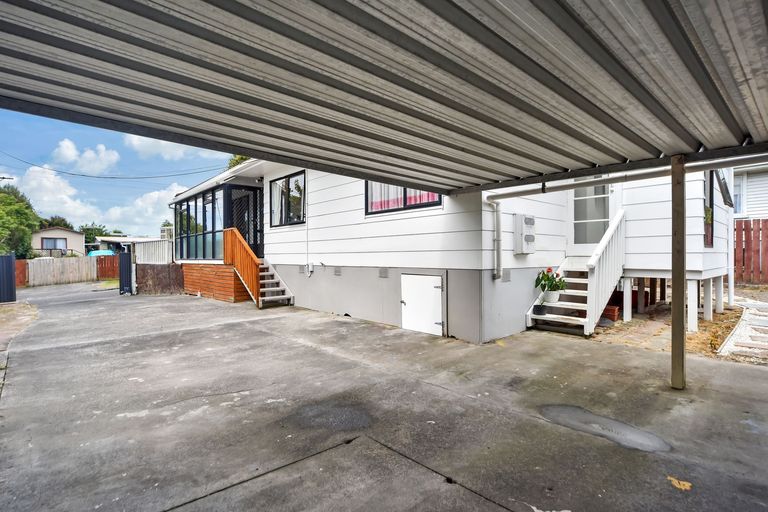 Photo of property in 2a Beazley Place, Glendene, Auckland, 0602