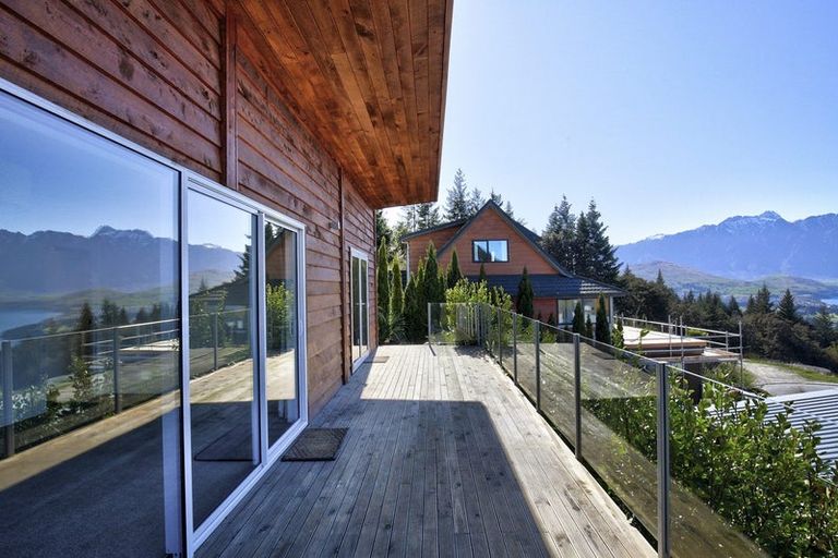 Photo of property in 129b Wynyard Crescent, Fernhill, Queenstown, 9300