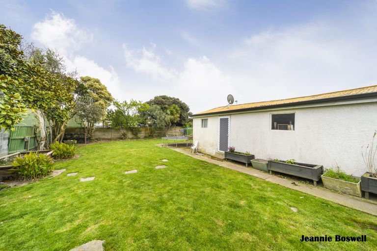 Photo of property in 6 Pukatea Place, Milson, Palmerston North, 4414