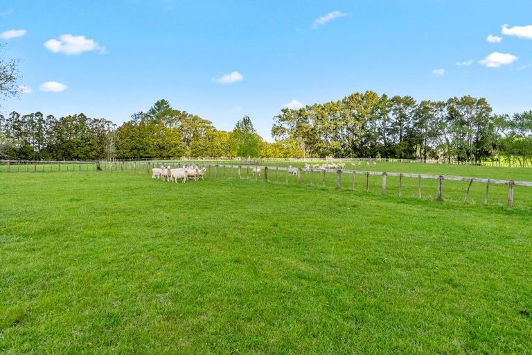 Photo of property in 744 Waitakere Road, Kumeu, 0891