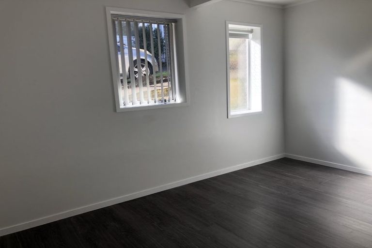 Photo of property in 1/127 Lynn Road, Bayview, Auckland, 0629