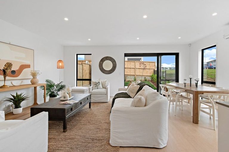 Photo of property in 2/529g Massey Road, Mangere, Auckland, 2022