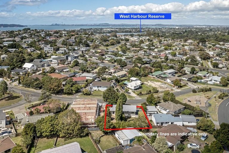 Photo of property in 4 Buisson Glade, West Harbour, Auckland, 0618