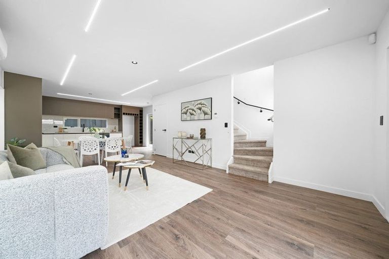 Photo of property in 17 Muir Avenue, Mangere Bridge, Auckland, 2022