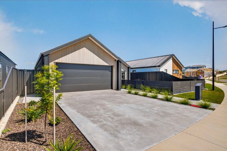 Photo of property in 14 Annie Aranui Drive, Poraiti, 4182