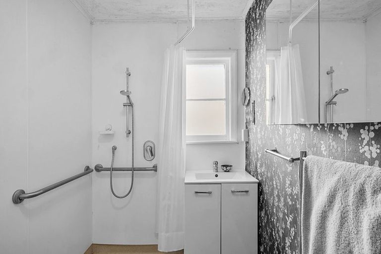 Photo of property in 95 Pioneer Road, Moturoa, New Plymouth, 4310