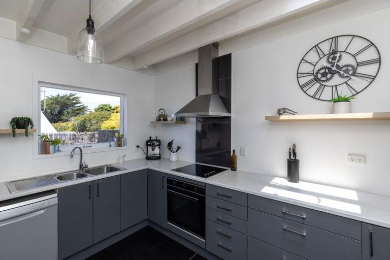 Photo of property in 2 Bermuda Grove, Paraparaumu Beach, Paraparaumu, 5032