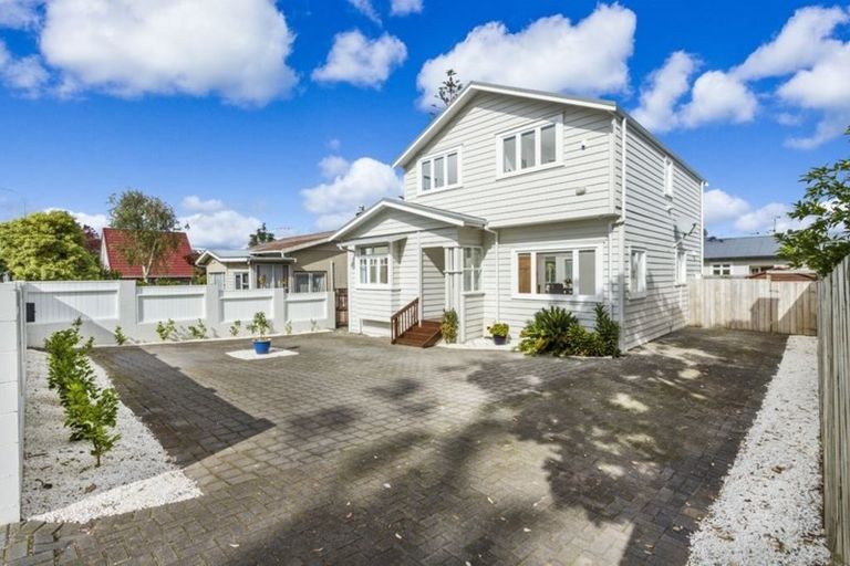 Photo of property in 22 Onewa Road, Northcote Point, Auckland, 0627