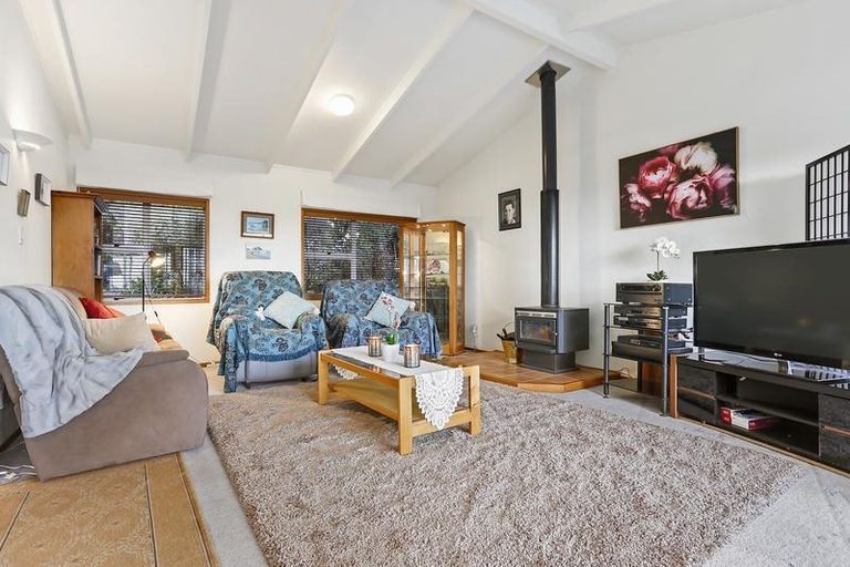 Photo of property in 51 Turanga Road, Henderson Valley, Auckland, 0612