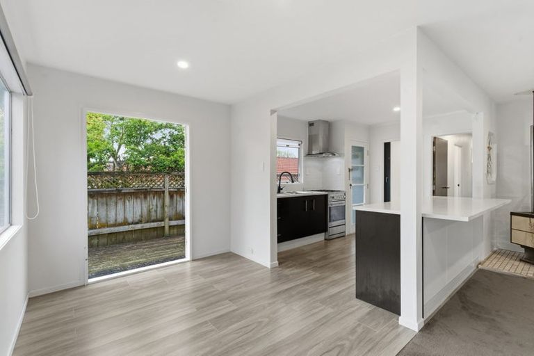 Photo of property in 17 Buisson Glade, West Harbour, Auckland, 0618