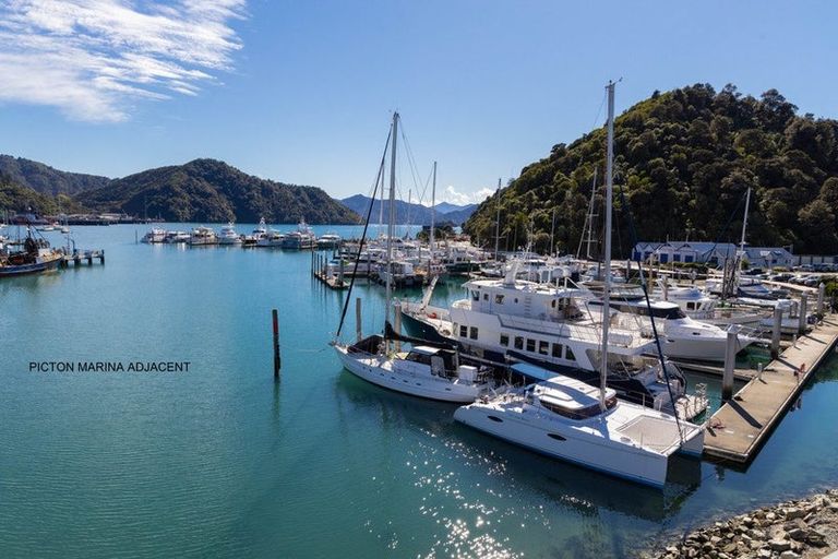 Photo of property in 40-42 Waikawa Road, Picton, 7220