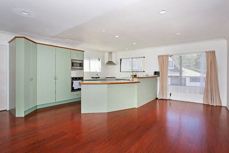 Photo of property in 26 Kingsclere Place, Goodwood Heights, Auckland, 2105