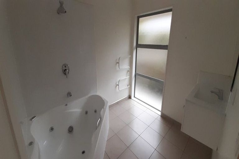 Photo of property in 4 The Oval, Hillmorton, Christchurch, 8024