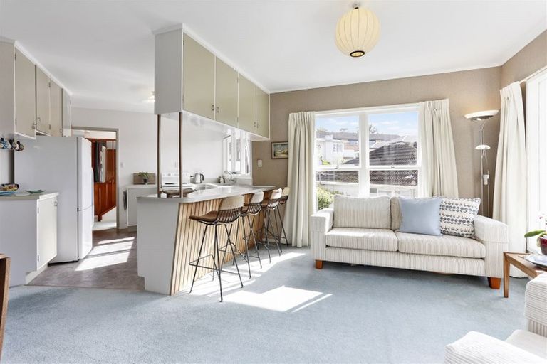 Photo of property in 21 Wernham Place, Northcote, Auckland, 0626