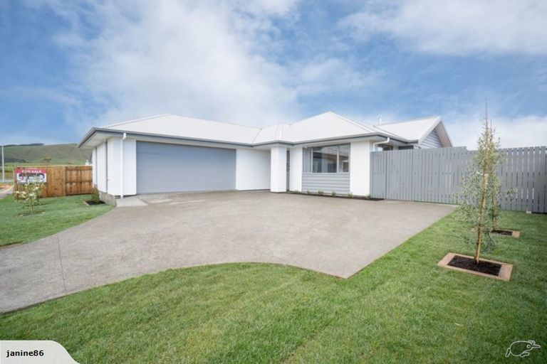Photo of property in 5 Mediterranean Grove, Fitzherbert, Palmerston North, 4410