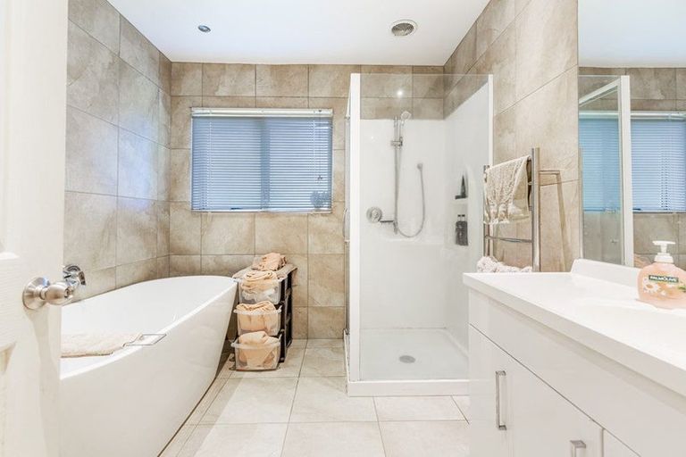 Photo of property in 21a Woodfern Crescent, Titirangi, Auckland, 0604