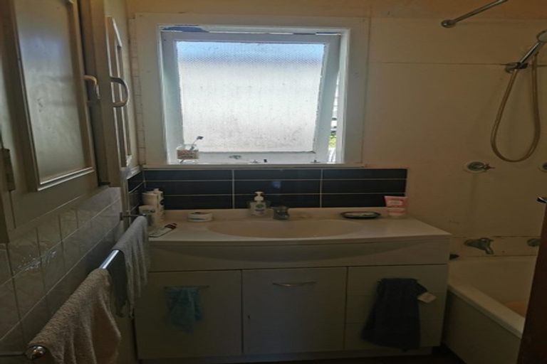 Photo of property in 37 Kenmore Street, Newlands, Wellington, 6037