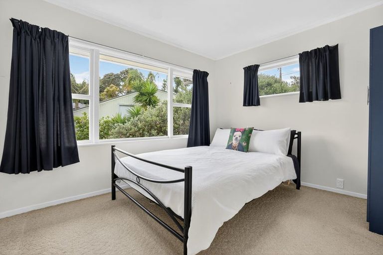 Photo of property in 1/7 Dakota Avenue, Beach Haven, Auckland, 0626