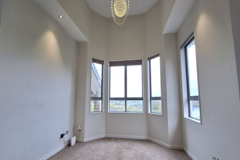 Photo of property in 8 Bintulu Place, Fairview Heights, Auckland, 0632