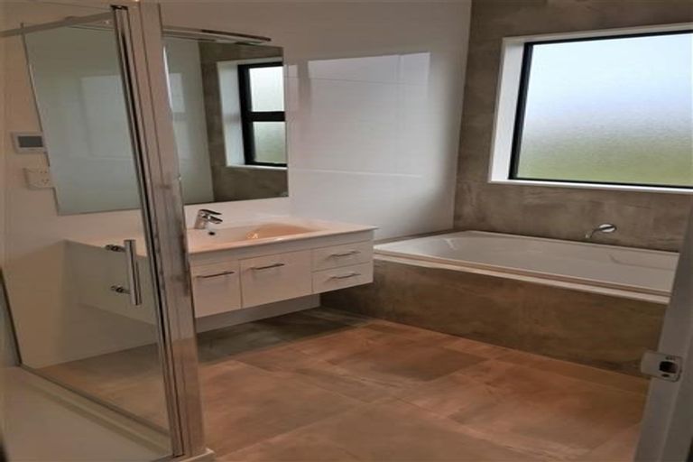 Photo of property in 29 Syd Grant Crescent, Orewa, 0931