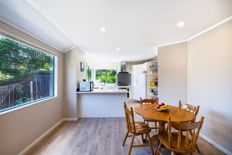 Photo of property in 20 Capilano Place, Glenfield, Auckland, 0629