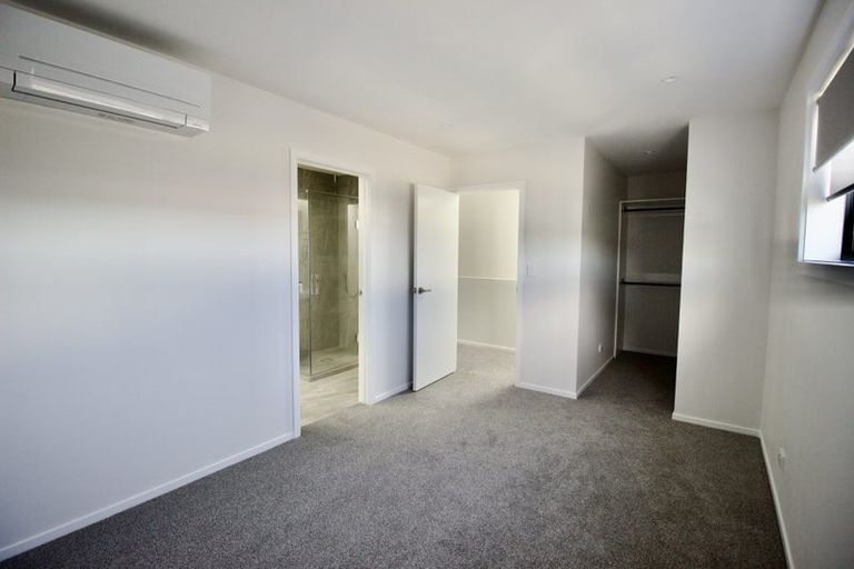 Photo of property in 2/94 Target Road, Totara Vale, Auckland, 0629