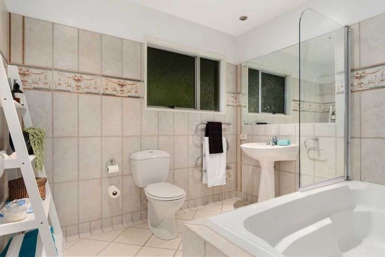 Photo of property in 5 Surville Place, Mairangi Bay, Auckland, 0630