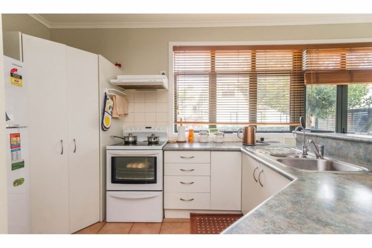 Photo of property in Tuscany Towers, 11/1 Ambrico Place, New Lynn, Auckland, 0600