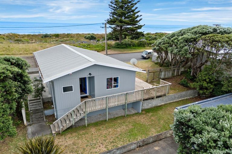 Photo of property in 22 Marine Parade, Otaki Beach, Otaki, 5512