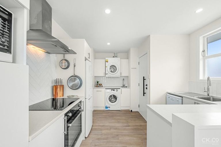 Photo of property in 1a Saulbrey Grove, Woburn, Lower Hutt, 5010