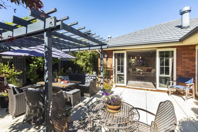 Photo of property in 10 Willowview Drive, Redwood, Christchurch, 8051