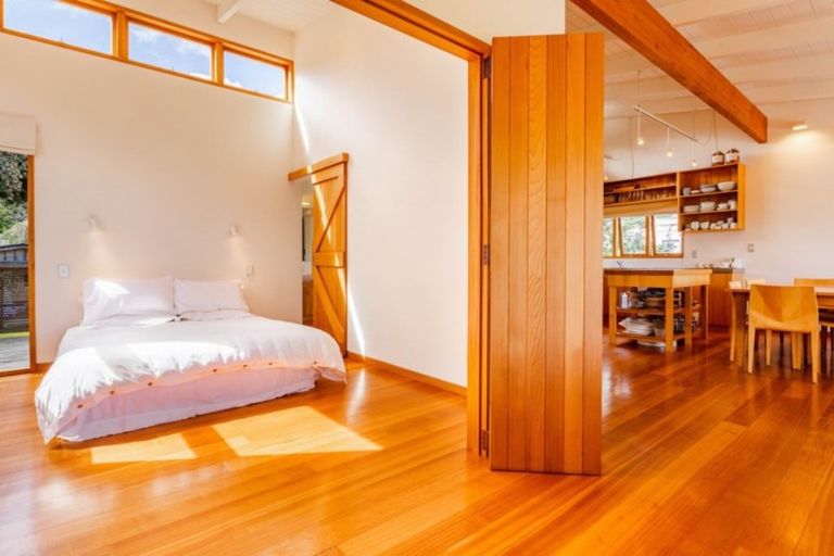 Photo of property in 127 Marine Parade North, Piha, New Lynn, 0772