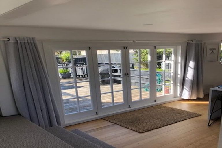 Photo of property in 98 Eskdale Road, Birkdale, Auckland, 0626