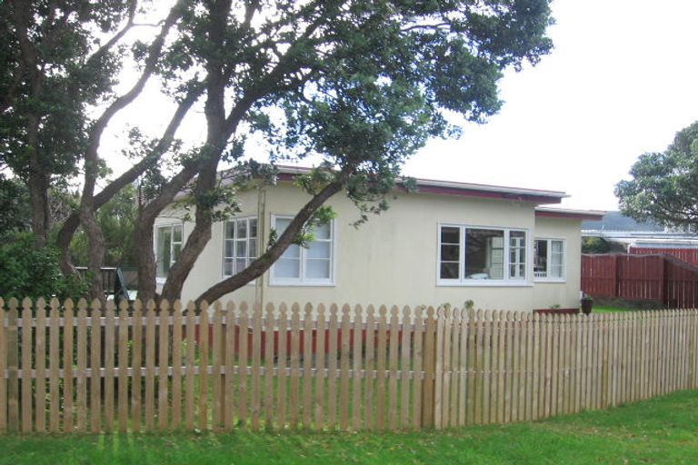 Photo of property in 18 Hampton Hill Road, Tawa, Wellington, 5028