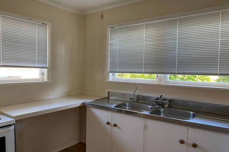 Photo of property in 1/10 Ocean View Road, Northcote, Auckland, 0627
