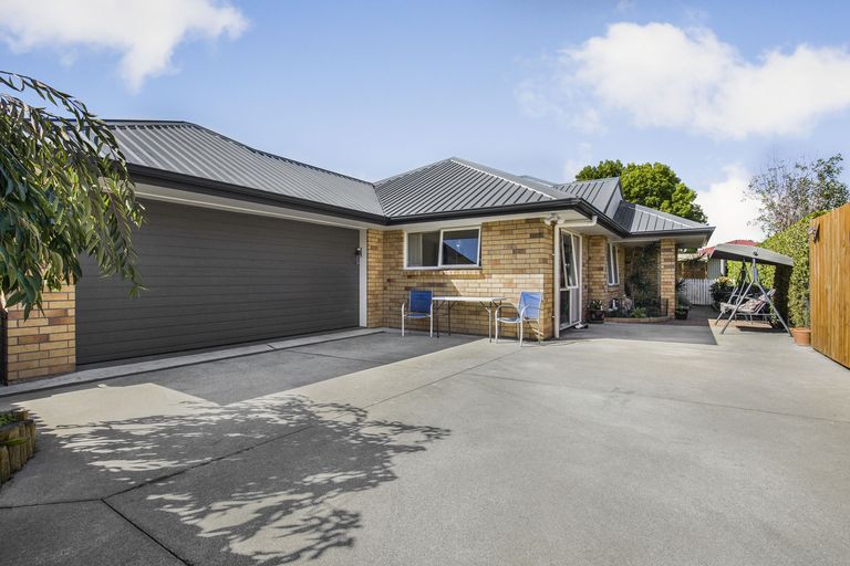 Photo of property in 8 Orakau Road, Mangere East, Auckland, 2024