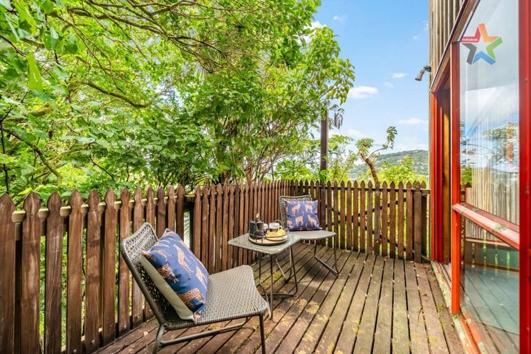 Photo of property in 6 Sarah Way, Crofton Downs, Wellington, 6035