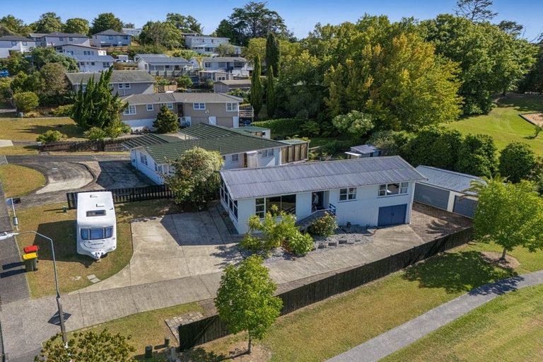Photo of property in 39 Totaravale Drive, Totara Vale, Auckland, 0629