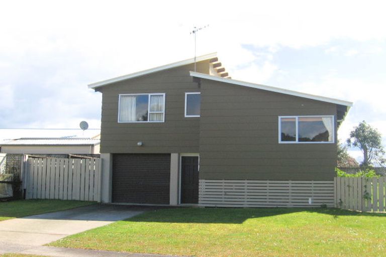 Photo of property in 102 Awarua Place, Whangamata, 3620